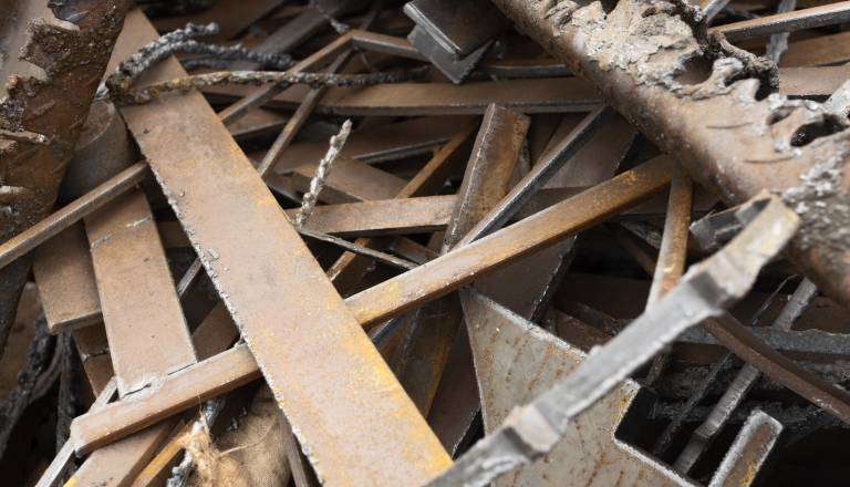 Močan veter na Gorenjskem povzroča težave: Fasada padala na cesto, strehe ostale brez kritine