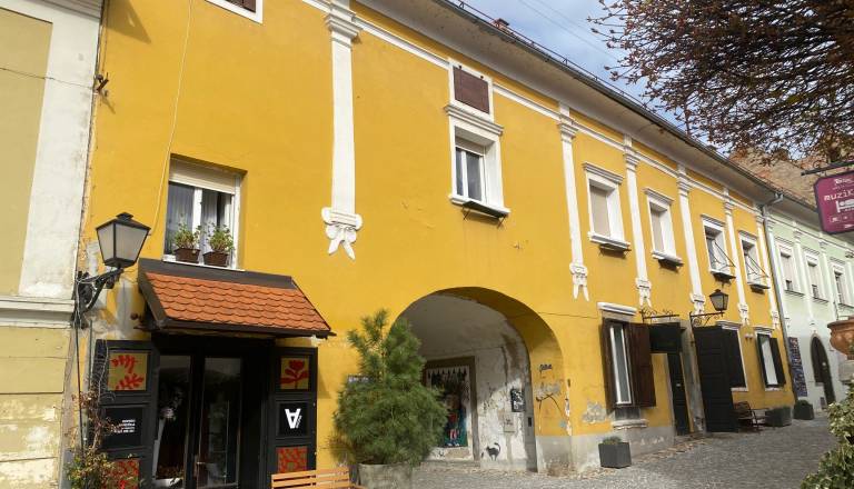 Tri stanovanja na Ptuju naprodaj, eno že z najemnikom. Občina si obeta vsaj 159 tisočakov