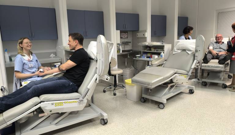 FOTO in VIDEO: Izjemen dosežek v UKC Maribor: dva krvodajalca že 100-krat darovala kri