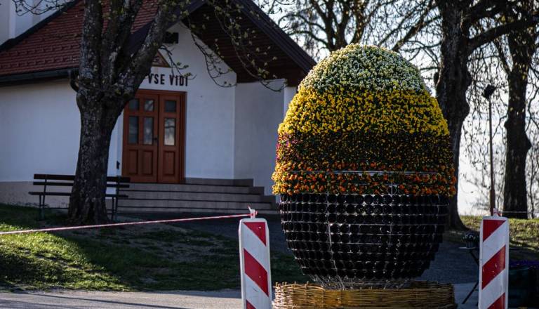 FOTO: V tej vasi že nastaja orjaško velikonočno jajce. Tako bo izgledalo letos
