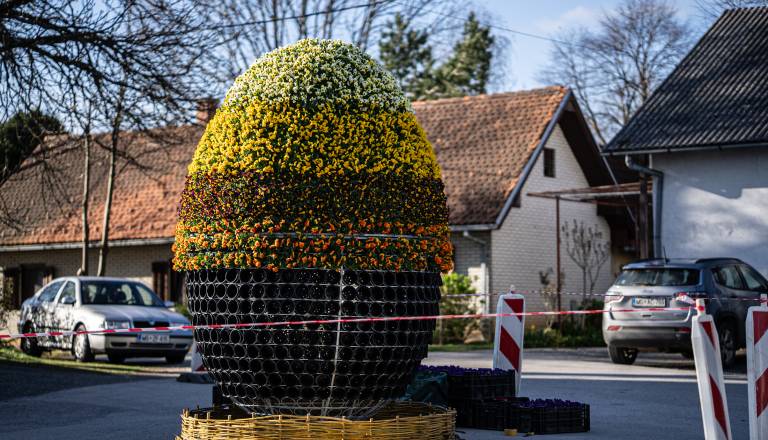 FOTO: Izjemno velikonočno jajce v Pečarovcih že stoji, poglejte, kakšno bo letos