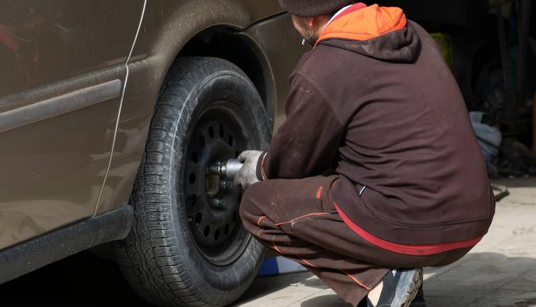 Preobrat na Gorenjskem: Domačini sumili sabotažo, za 45 predrtih pnevmatik pa je krivo nekaj povsem drugega