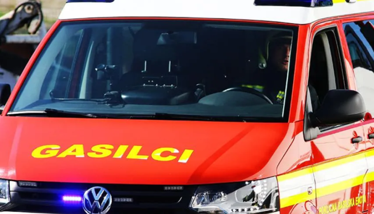 Nenavadna nesreča pri Kostanjevici, avto končal v bazenu