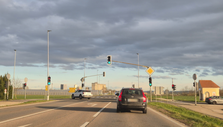 Vozniki čakajo in čakajo, zelen luči pa od nikoder