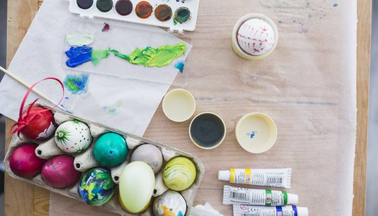 To so preprosti in zabavni načini za barvanje letošnjih pirhov