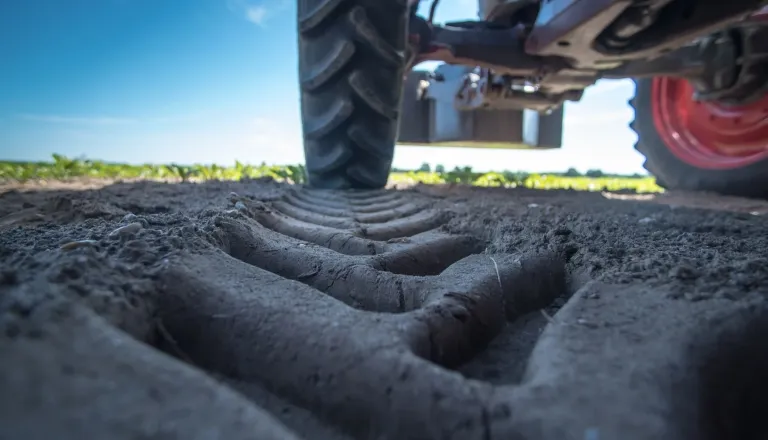 Huda nesreča pri Kungoti, pri delu s traktorjem naj bi umrl 18-letnik