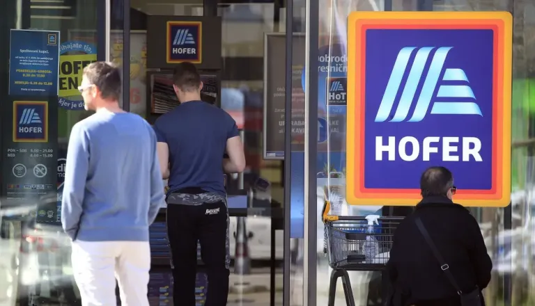 Smo Slovenci spet testni zajčki? Kmetje opozarjajo na odpovedi pogodb s strani Hoferja in Mercatorja