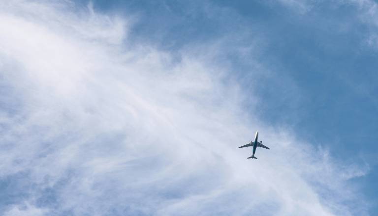 Slovence z letalom evakuirali z Bližnjega vzhoda, pot jim je prekrižal ameriški dron