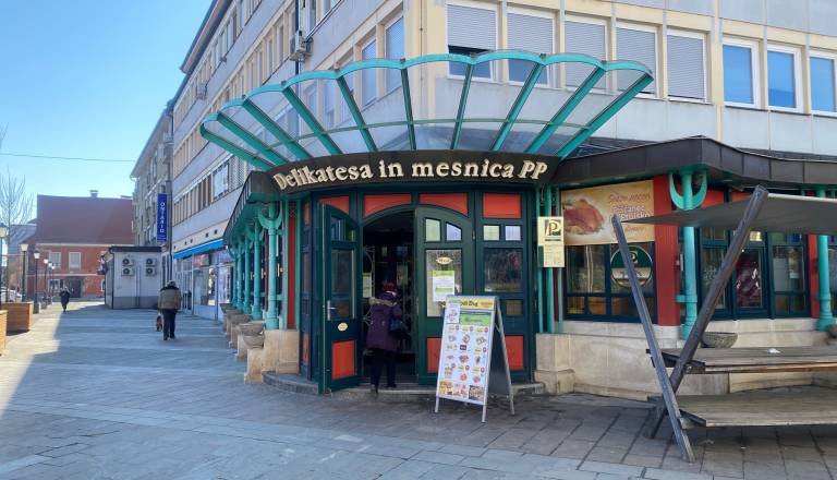V starem mestnem jedru vrata zaprla prodajalna in mesnica Perutnine Ptuj