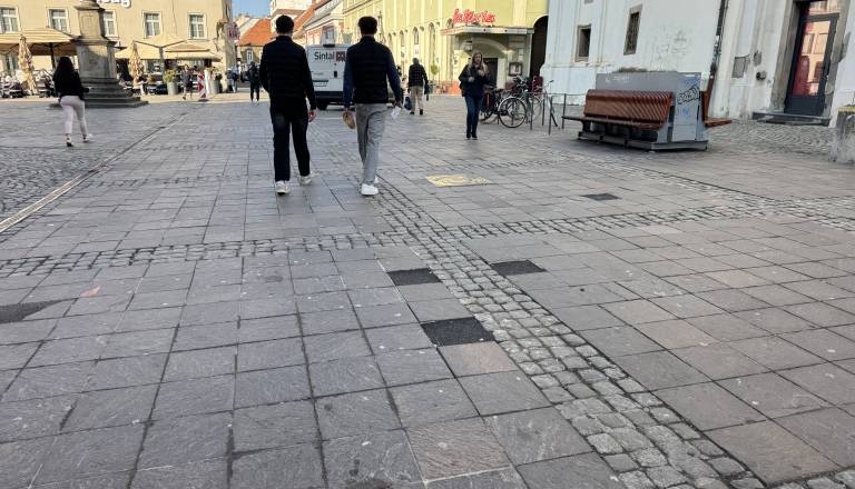 FOTO in VIDEO: Mariborčani ogorčeni: Manjkajoče tlakovce na Grajskem trgu zamenjale zaplate asfalta