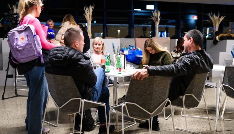 FOTO in VIDEO: Prvo letalo z evakuiranimi Slovenci na poti na Brnik 