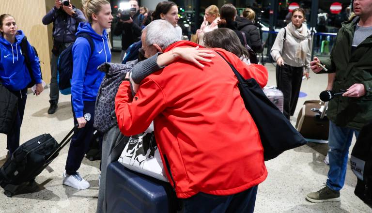 FOTO in VIDEO: Letali s Slovenci na krovu pristali na Brniku