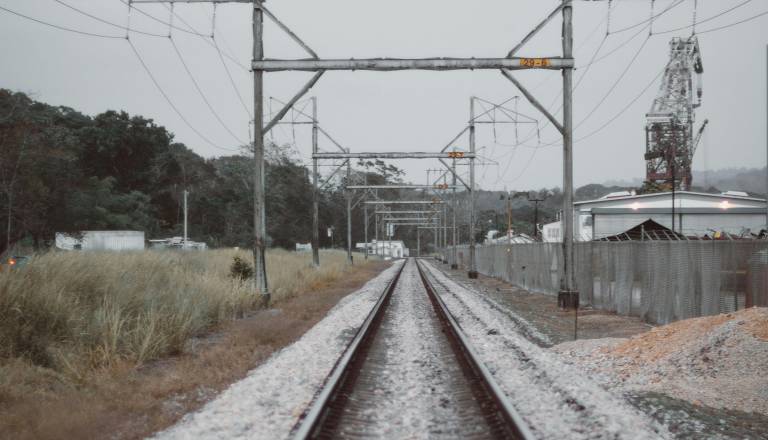 Trasa železniške proge od Kranja do Brnika čez zemljišče za novo gorenjsko bolnišnico? 
