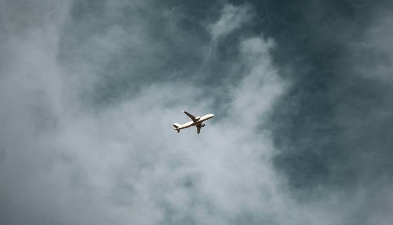 Letalo s Slovenci iz Omana poletelo proti domovini, na Bližnjem vzhodu ujetih najmanj tisoč Slovencev