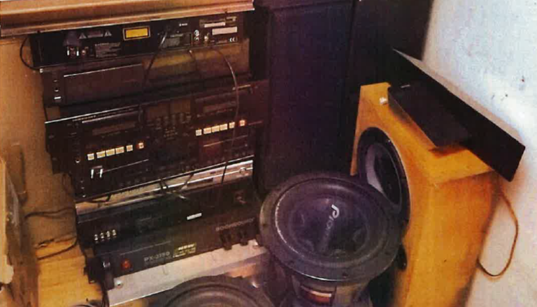 Hišna preiskava pri 49-letniku, policisti zasegli več akustičnih naprav