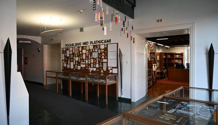 Pozabljeno med platnicami: Razstava drobnih skrivnosti ptujskih bralcev