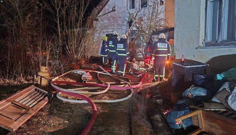 Tričlanska družina, ki po požaru v Podblici ostala brez doma, dobila novo streho nad glavo