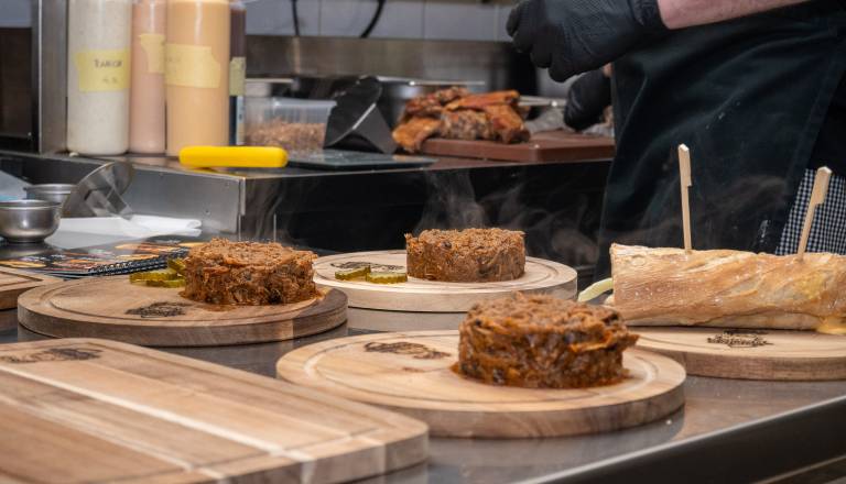 FOTO: Na Ptuju odprli nov »smoke house«, dišalo je po dimljenem mesu in burgerjih