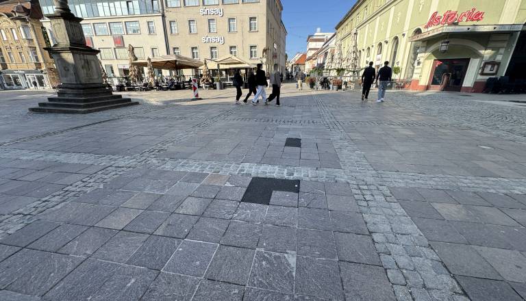 Zaplate asfalta na Grajskem trgu le začasna rešitev, dejanska menjava plošč v kratkem