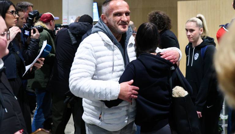 Na Brniku pristali dve letali s skupno več kot 300 Slovenci