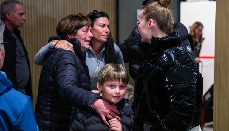 Evakuacija iz Dubaja se nadaljuje, na Brniku ponoči pristali dve letali s Slovenci