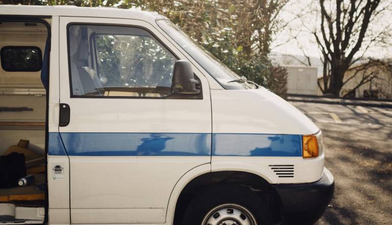 Incident v okolici Maribora: Starejši gospe naj bi ukradli denar in jo odpeljali