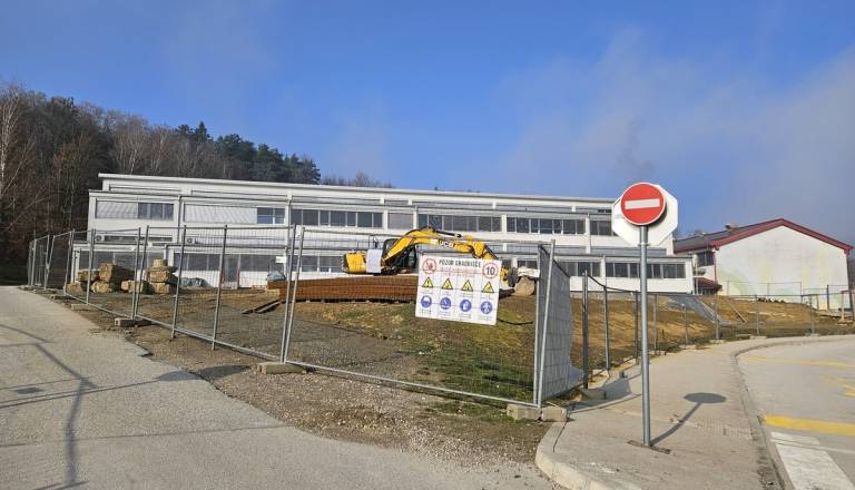 Zaradi gradnje vrtca zapora dostopa do šolskega območja