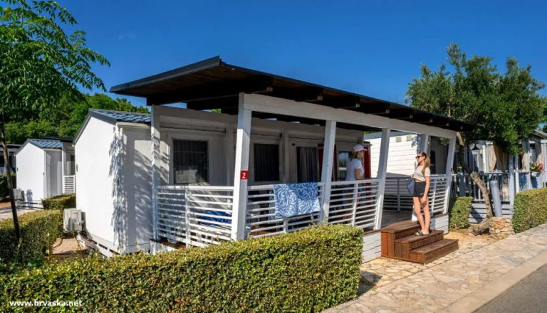 Mobilne hiške na Krku in Rabu: zakaj jih Slovenci rezervirajo že v januarju