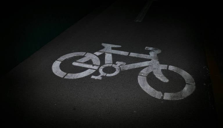 78-letni voznik v križišču trčil v kolesarja, tega odpeljali v bolnišnico