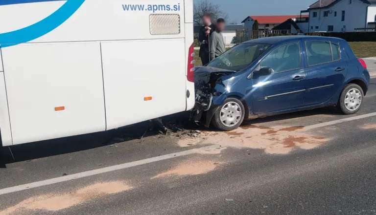 Avtomobil trčil v pred njim vozeči avtobus, to so podrobnosti 