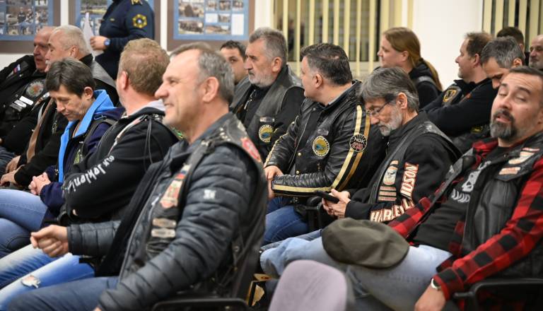 FOTO in VIDEO: Policisti in motoristi Pomurja pred sezono sedli za skupno mizo