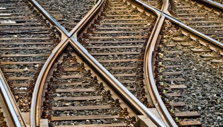 Tragična nesreča pri Mariboru, vlak zbil starejšo žensko