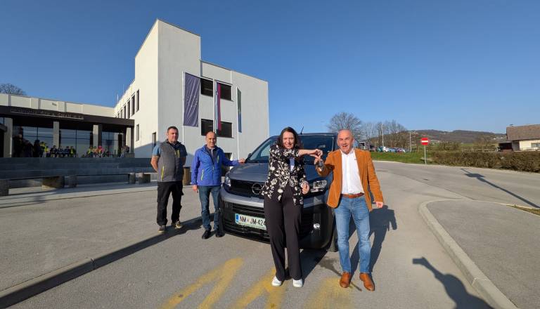 V Šmarjeških Toplicah kupili novo vozilo in ga predali v uporabo OŠ Šmarjeta