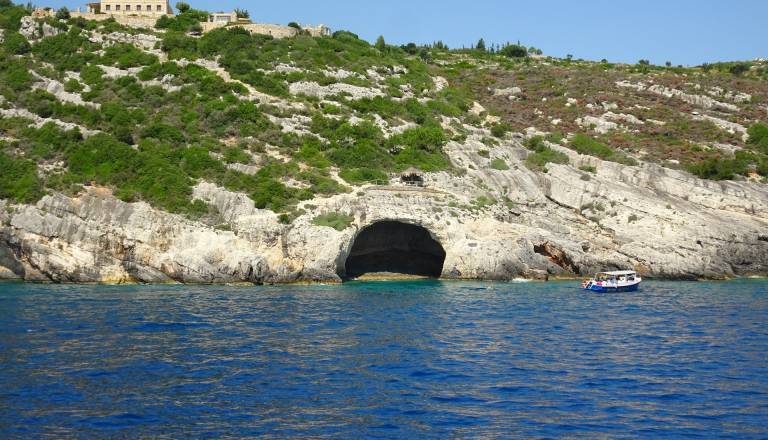 Pomorska nesreča: Nasedel čoln, poškodovan državljan Slovenije