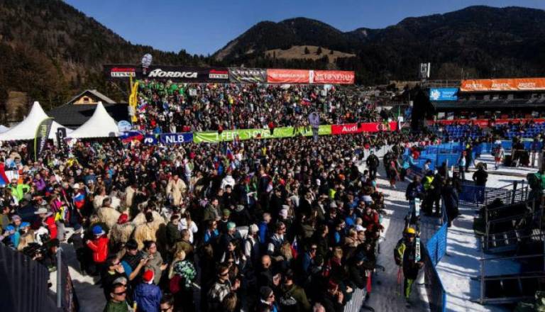 Prvi dan jubilejnega Pokala Vitranc: Sončno vreme, ritmi sambe in kritika na postavitev v finalu