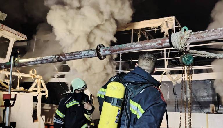 FOTO: Dramatična noč v hrvaškem pristanišču, na ladji izbruhnil požar
