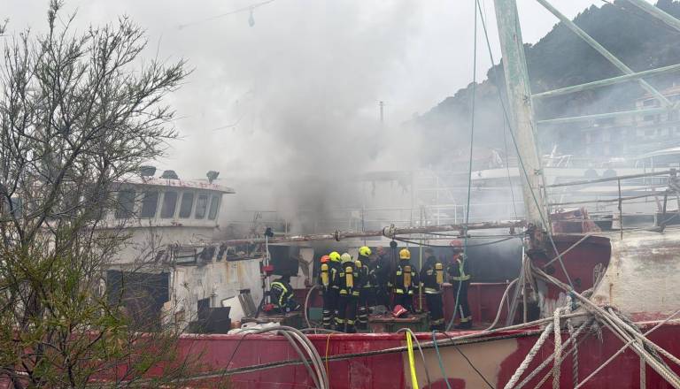 FOTO: Požar na ladji pri Omišu, posredovalo več kot 20 gasilcev