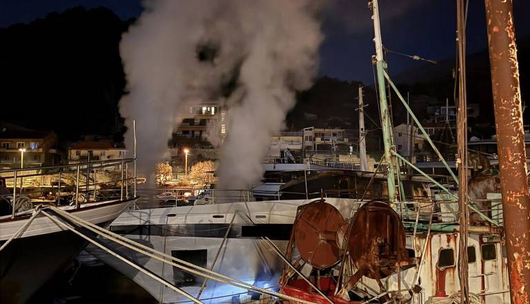 FOTO: V hrvaškem pristanišču zagorela potniška ladja