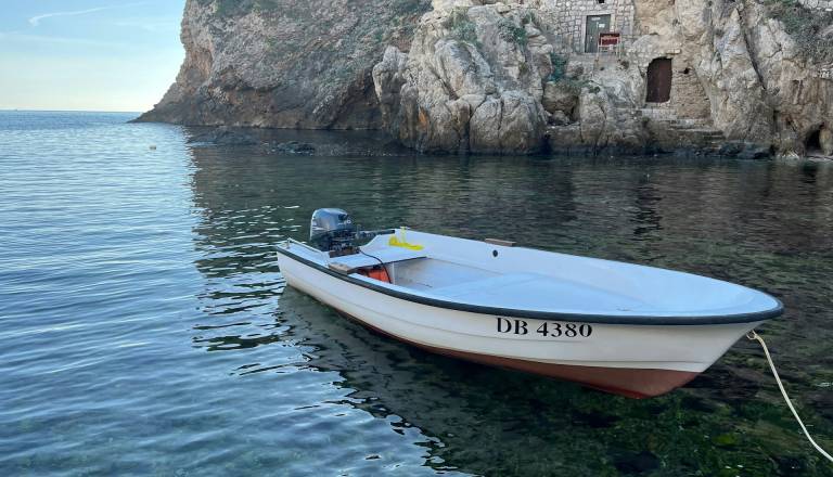 Drama na hrvaškem otoku: Nasedel čoln, poškodovan Slovenec