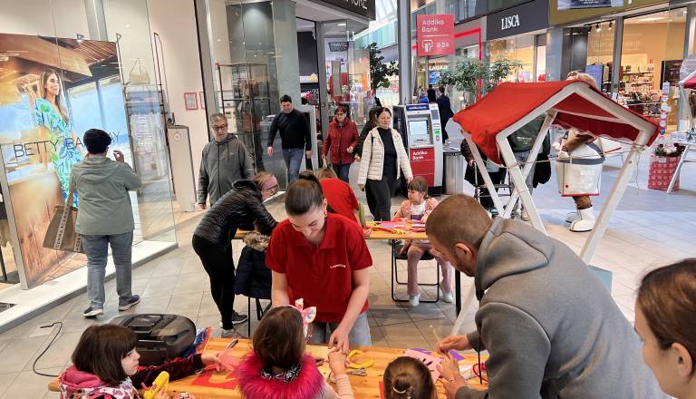 FOTO: Otroci v Supernovi Maribor ustvarjali darila za dan žena