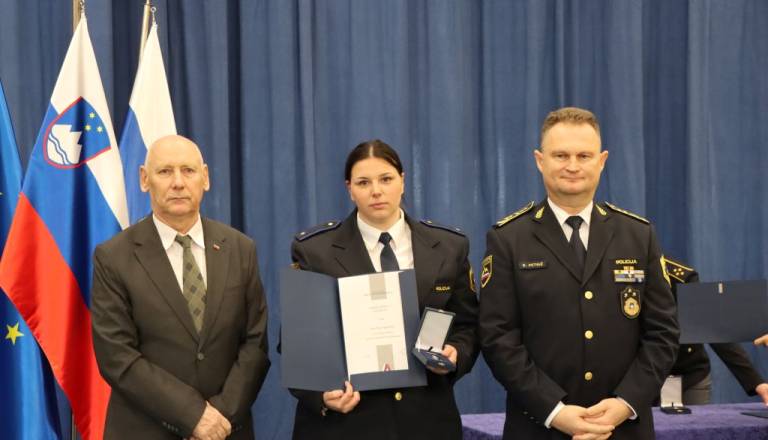 Skočila v ledeno Ljubljanico in rešila žensko, zdaj prejela medaljo za hrabrost
