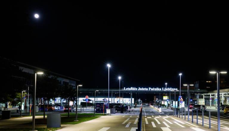 Na Brniku pristali še dve letali z evakuiranimi Slovenci