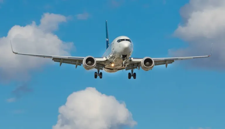 Na ljubljanskem letališču pristali še dve letali z evakuiranimi Slovenci