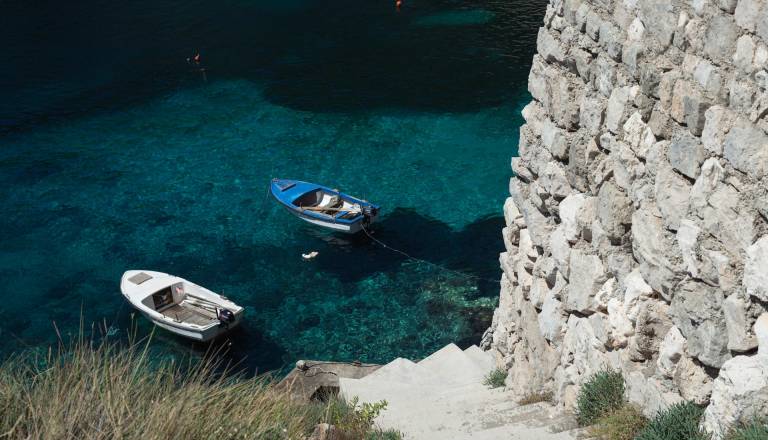 Drama na hrvaškem morju, nasedel čoln, poškodovan Slovenec