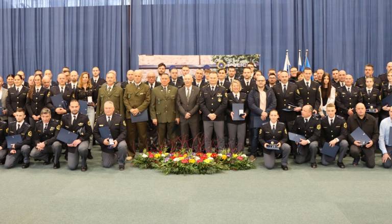 Po eksploziji v stanovanju v Tržiču preprečili tragedijo, za požrtvovalnost prejeli medaljo policije