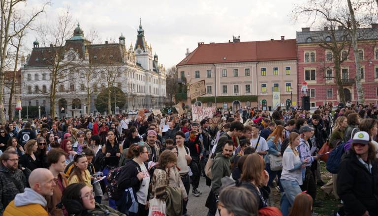 FOTO in VIDEO: Na Kongresnem trgu protest ob dnevu žensk