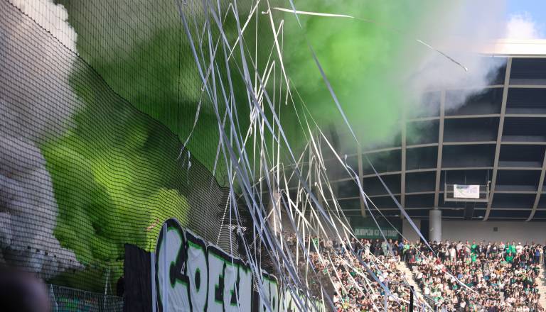 FOTO: Stožice prekrile role papirja! Navijači Olimpije zasuli igrišče na velikem derbiju