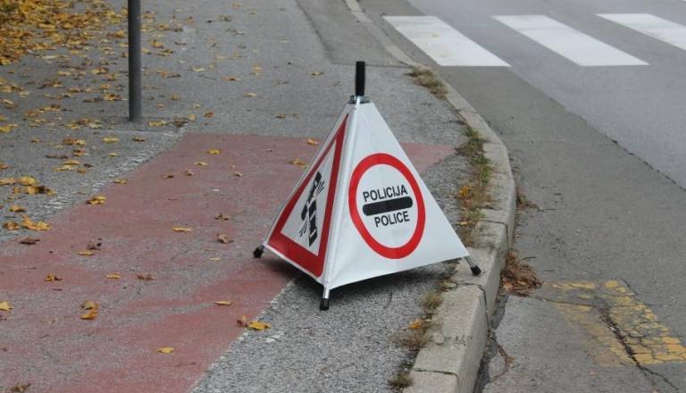 V Prlekiji prišlo do požara, cesta je zaprta