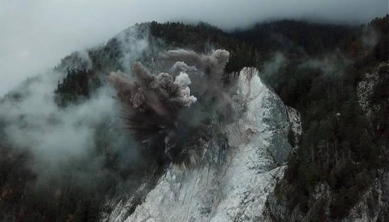 Opozorilo pohodnikom! Znova miniranje, obiskovalci kljub opozorilom vstopajo v nevarno območje