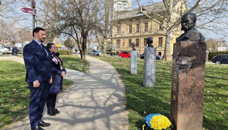Kranju obiskal ukrajinski veleposlanik in ob spomeniku položil cvetje